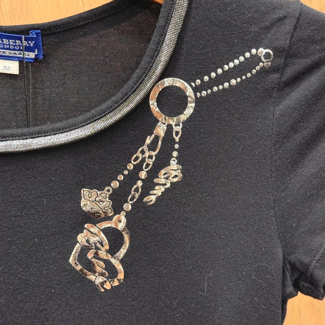 버버리 블루라벨 반팔 티셔츠 체인 그래픽 넥라인 메타릭 디테일 블랙 상품이미지7