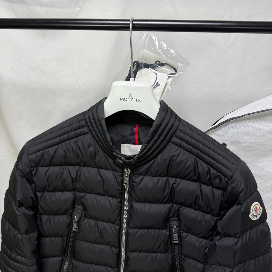 몽클레어 아미오 라이더 경량패딩 쇼트 다운 자켓 블랙 상품이미지3