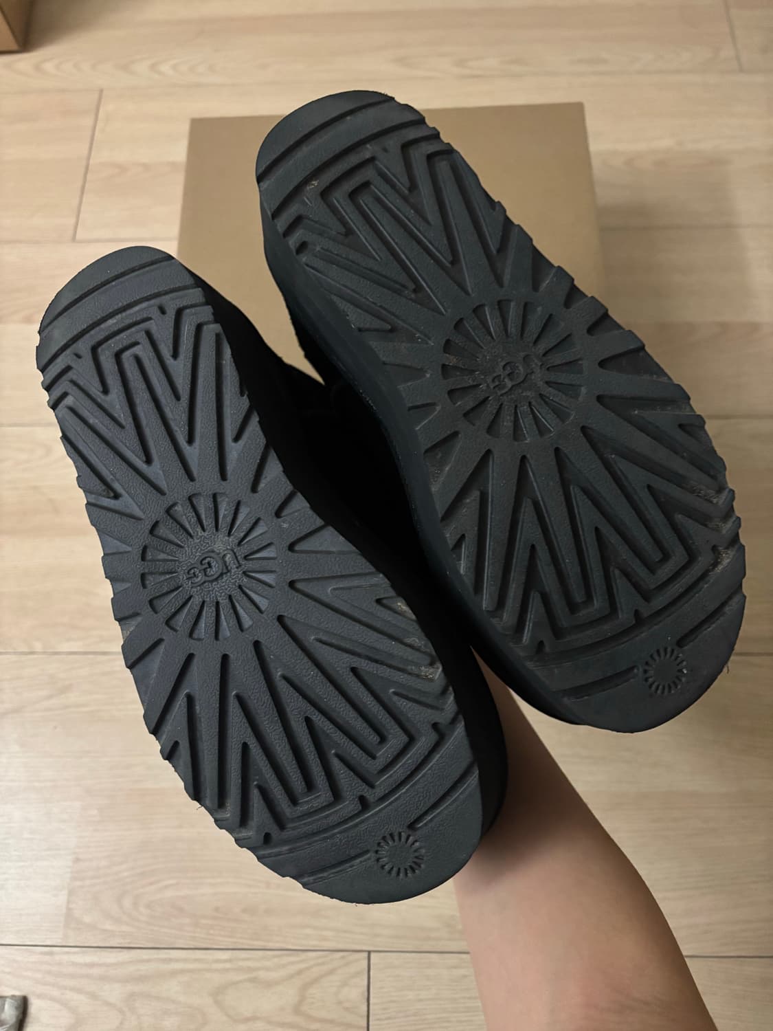 어그 클래식 울트라 미니 플랫폼 블랙 7w(240) 상품이미지4