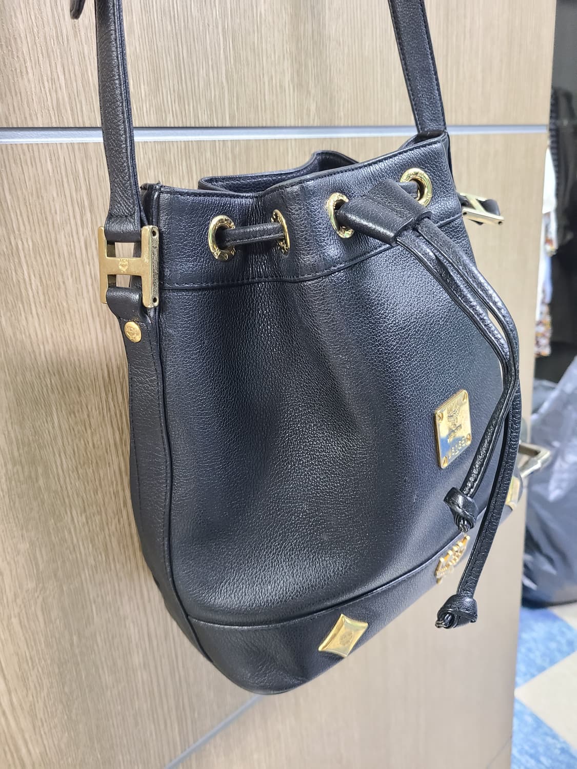 MCM 블랙 가죽 버킷백 상품이미지4