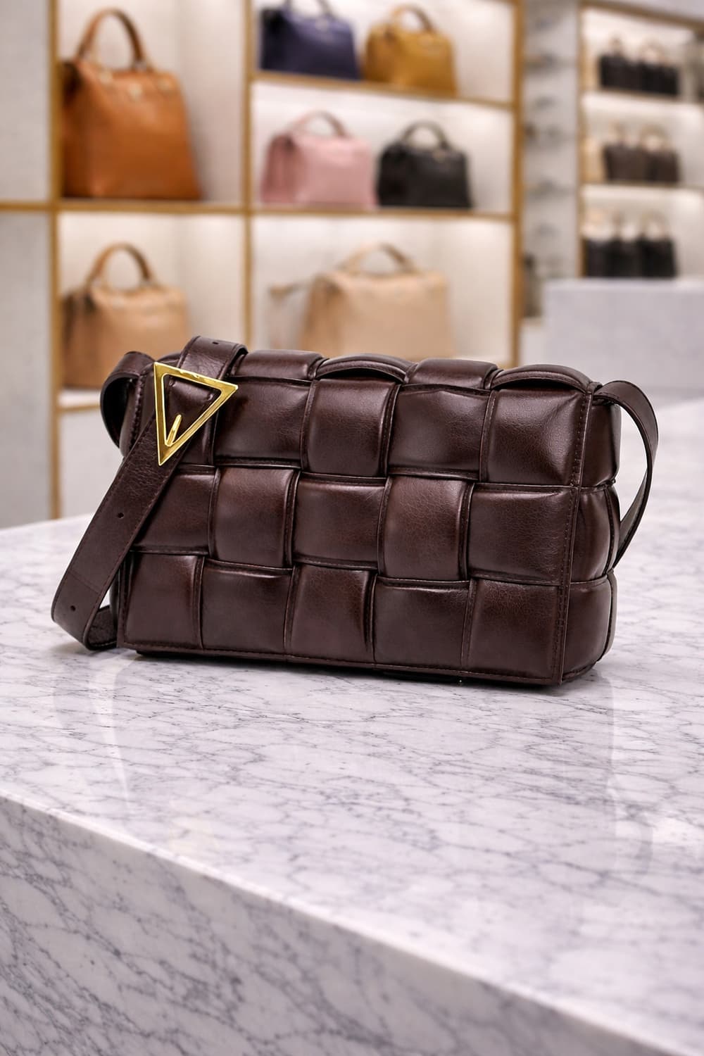 [A급] 보테가베네타 패디드 카세트 숄더 크로스백 판매합니다!!! 상품이미지1