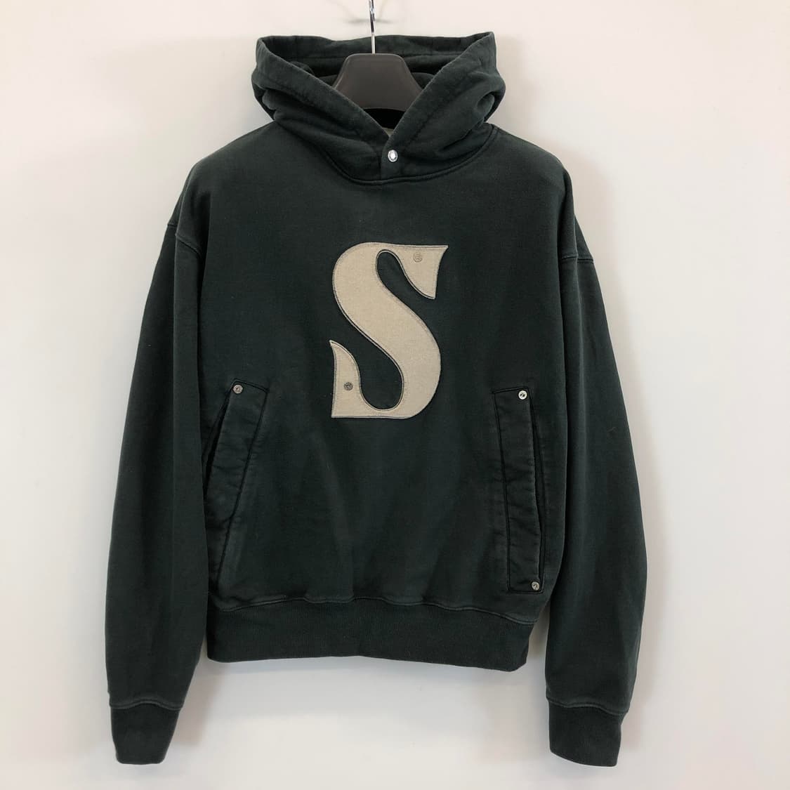 세터 리벳 아플리케 가먼트후드 S 상품이미지1