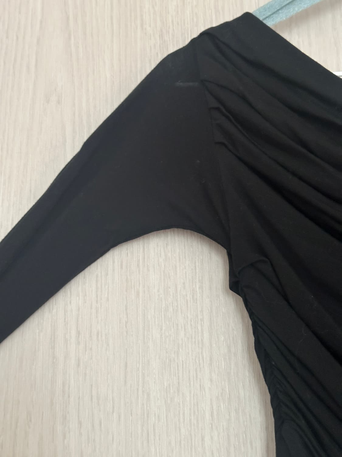 쓰리타임즈 드레이프 탑 블랙 상품이미지3