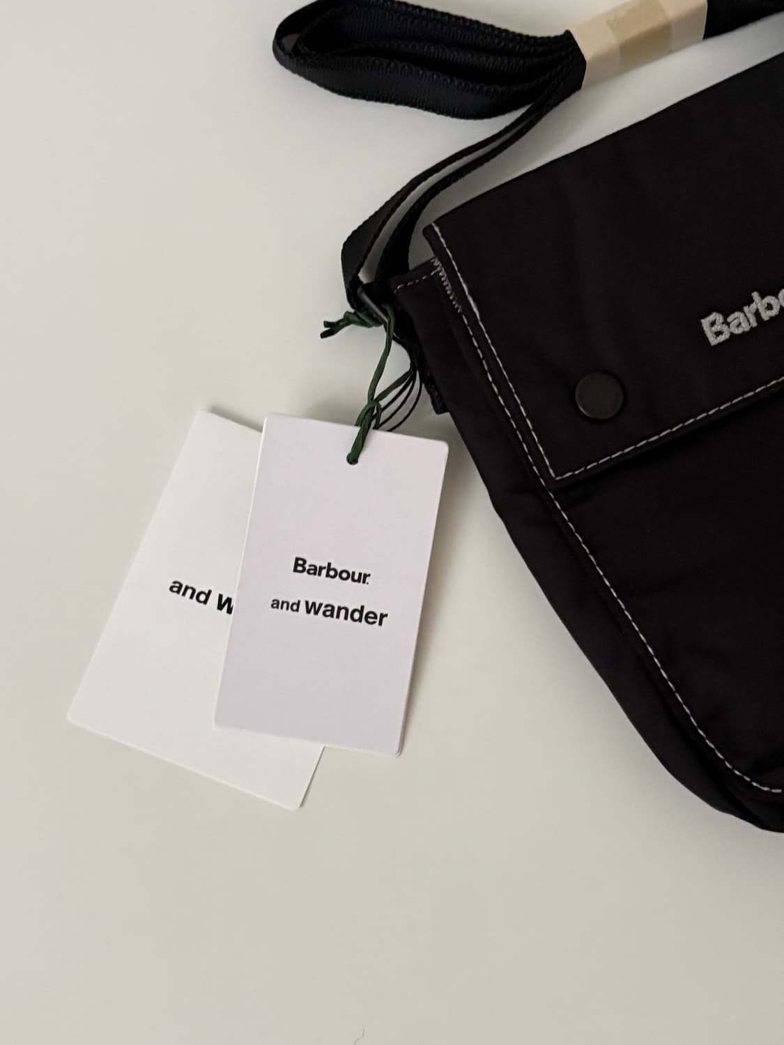 x Barbour - Shoulder Pouch Bag (Black) 상품이미지3