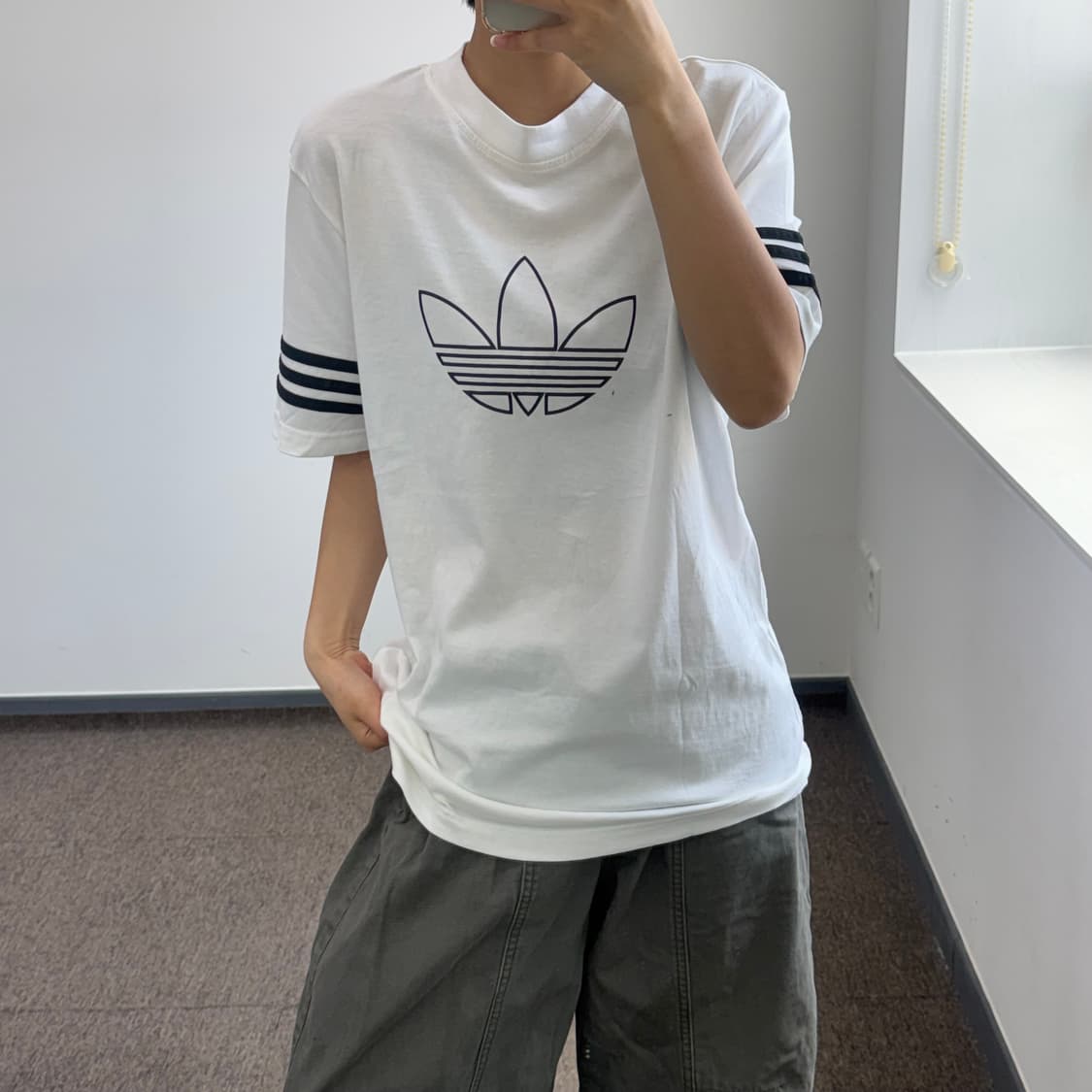 Adidas 아디다스 빅 파이어 로고 화이트 반팔 상품이미지1