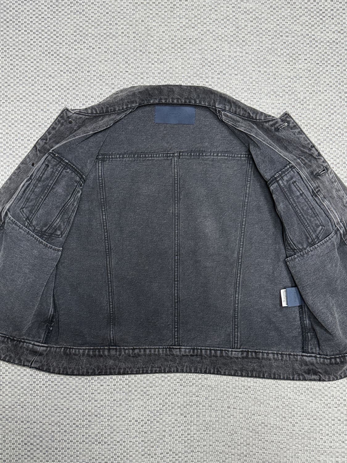 [46(100)] 준지 흑청 데님 트러커 자켓 상품이미지4