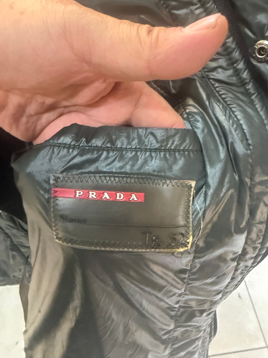 52/100 정품 프라다 경량패딩 팝니다 상품이미지3