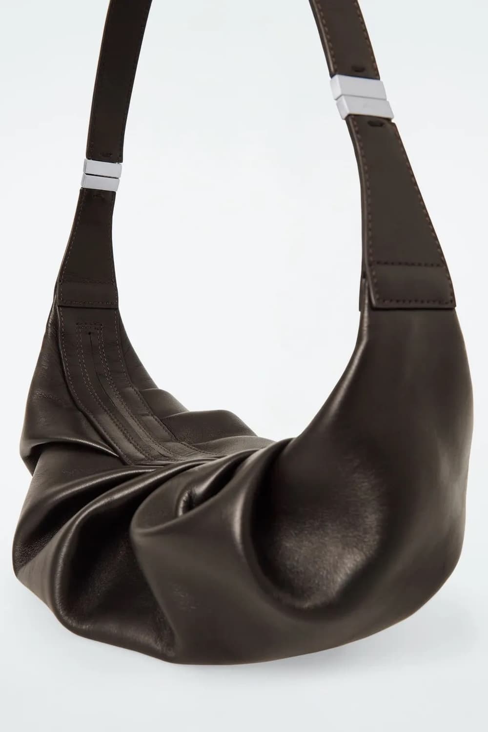 코스 아틀리에 드레이프 크로스바디백 레더 상품이미지2