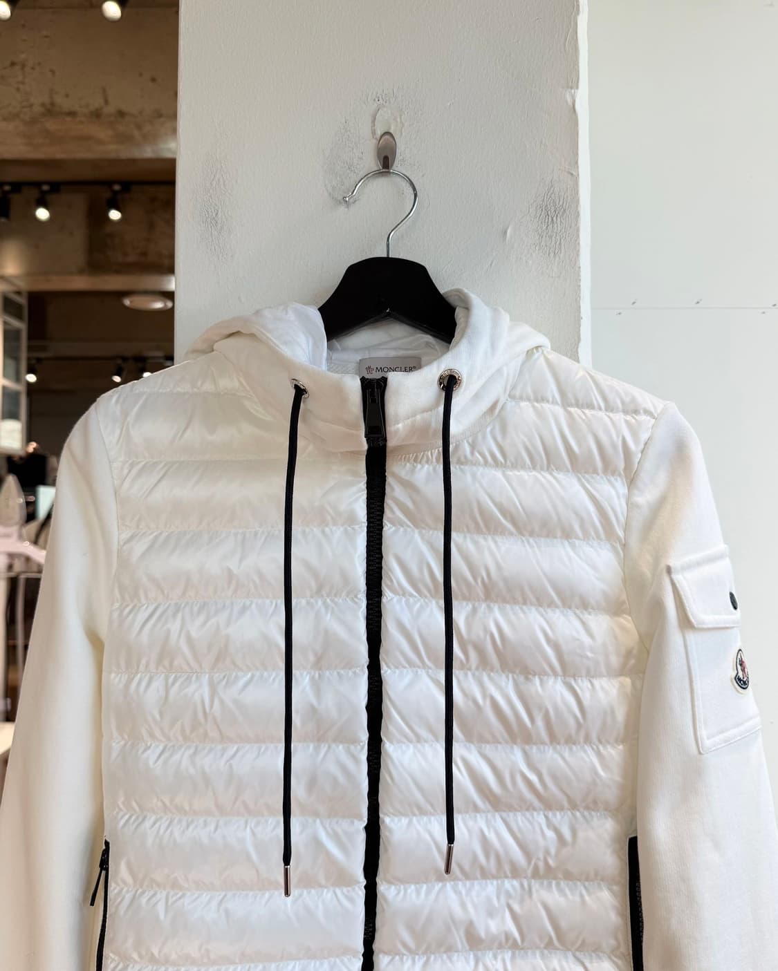 몽클레르 화이트 로고 패치 믹스 후드 다운 자켓 상품이미지3