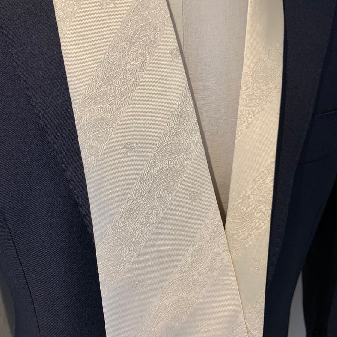 버버리(BURBERRY) 화이트 페이즐리 명품 결혼식넥타이 A+등급 상품이미지2