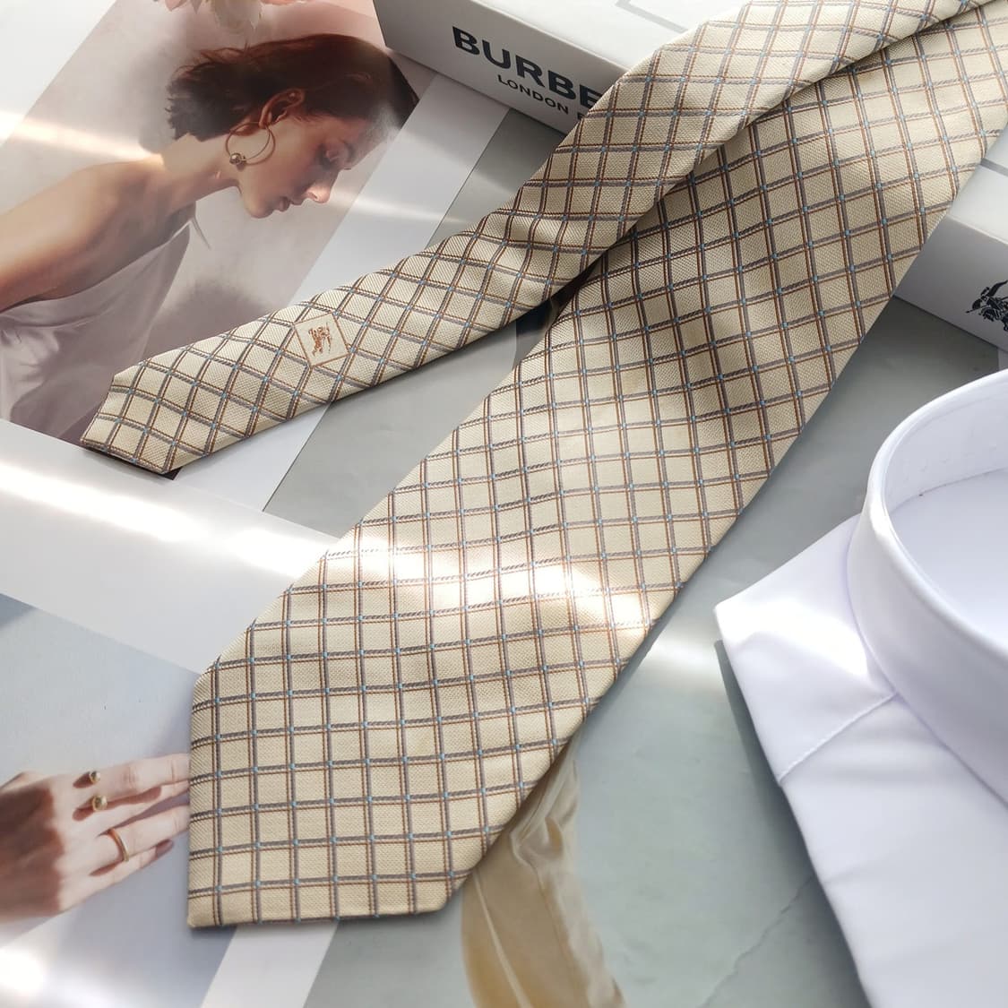 버버리 실크 베이지 체크 넥타이 9.6cm B등급 A18656
 상품이미지3