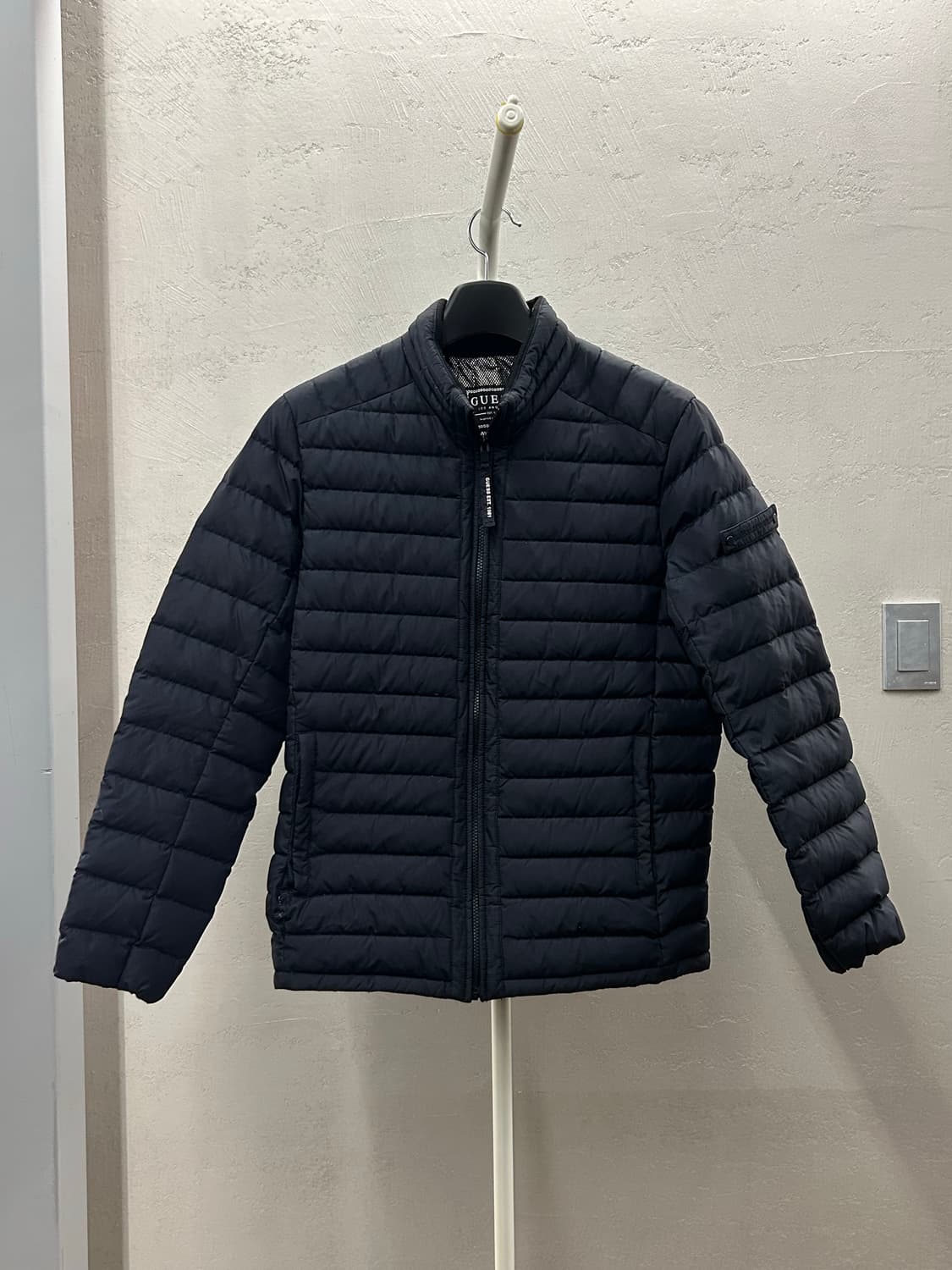 게스(GUESS) 블랙 구스 경량 패딩  상품이미지2