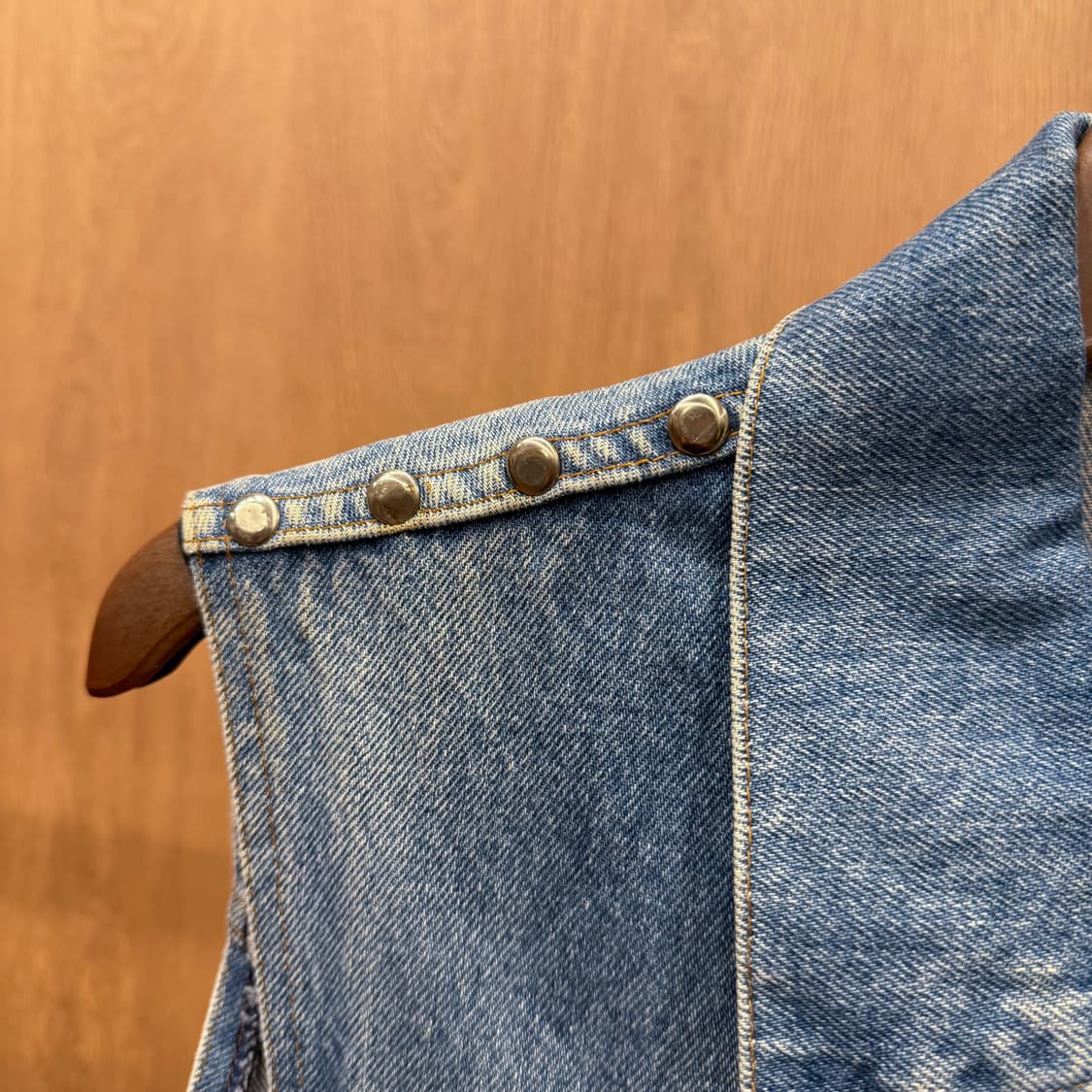 리바이스 클래식 데님 슬리브리스 베스트 메탈 스터드 워싱 디테일 중청 상품이미지7