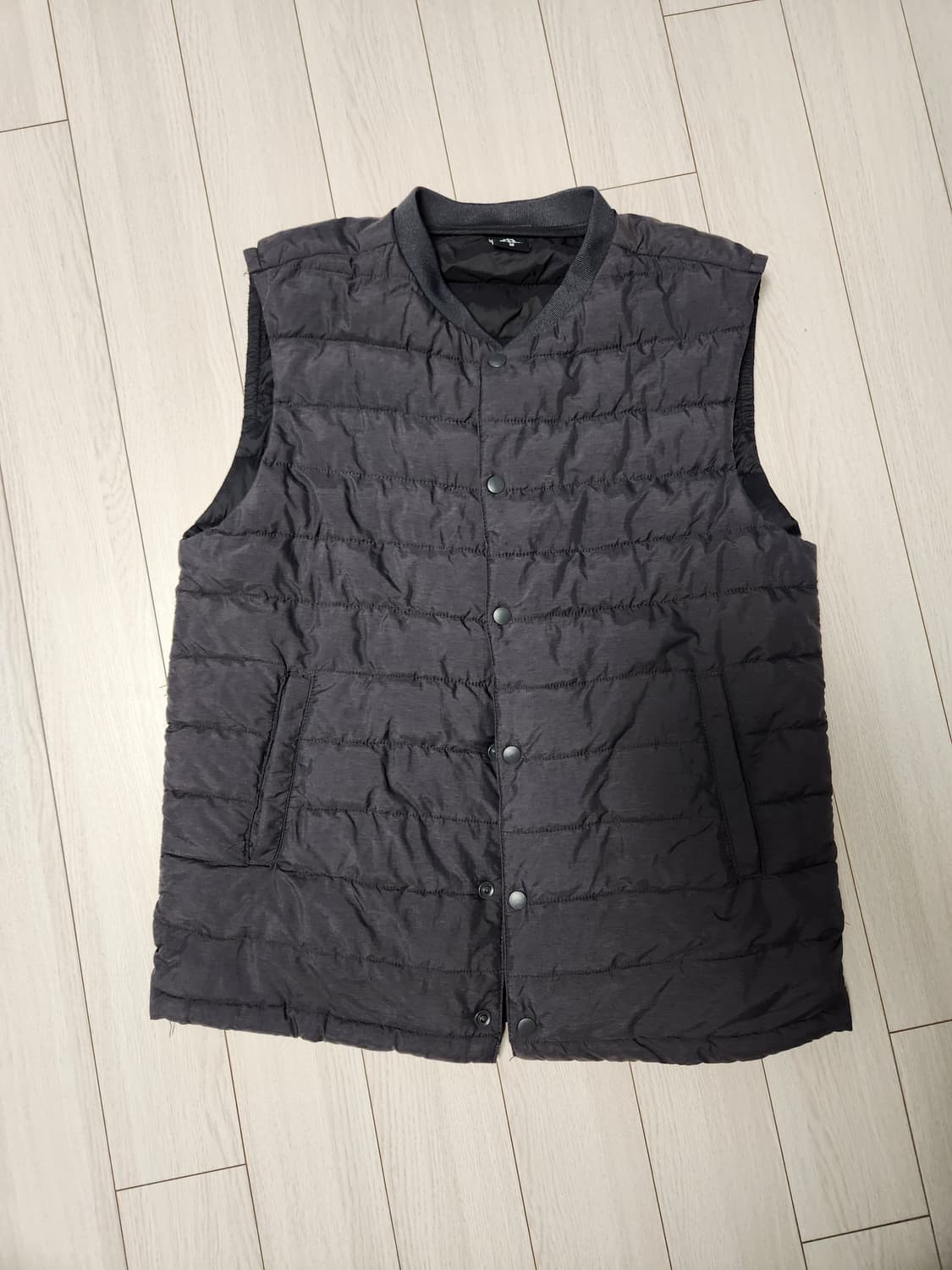 지벤 경량 패딩조끼 사이즈m

오염 하자 없이 깨끗해요^^

세탁해뒀어요 상품이미지1