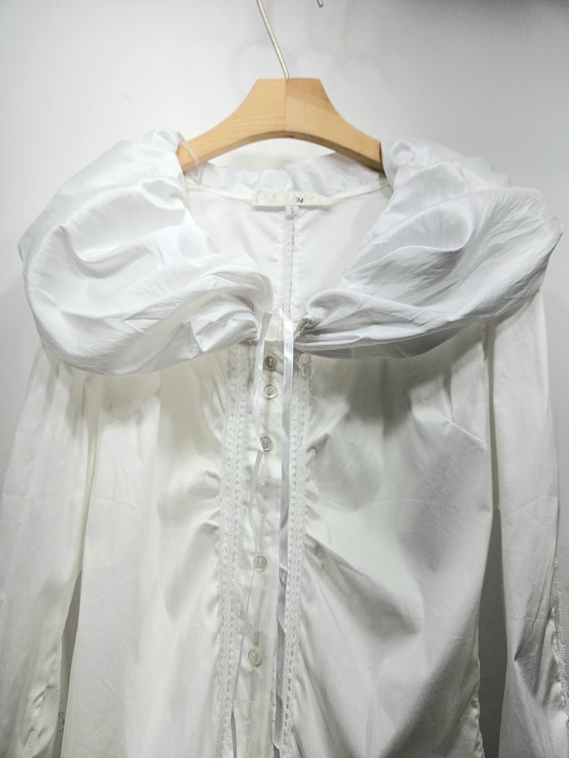 화이트 러플 블라우스 [새상품] 상품이미지7