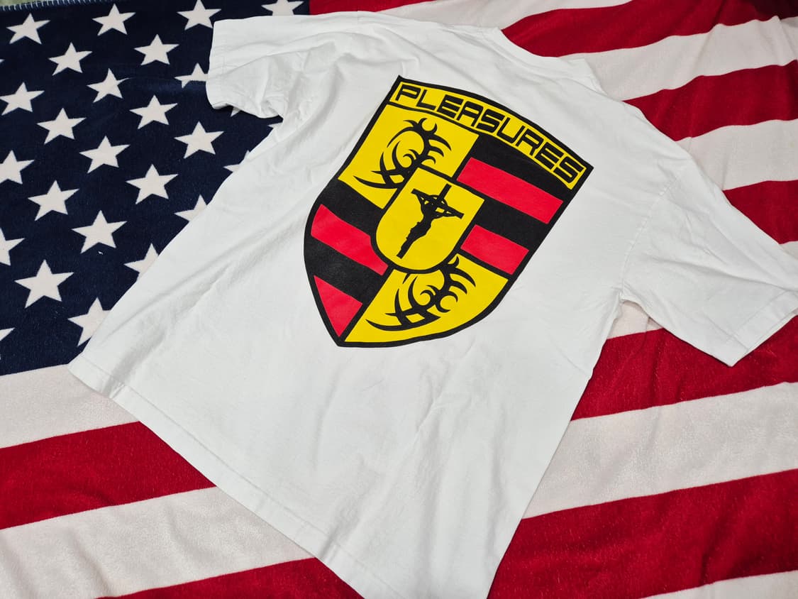 PLEASURES 플레져스 페라리 로고 반팔 티셔츠 화이트 상품이미지1