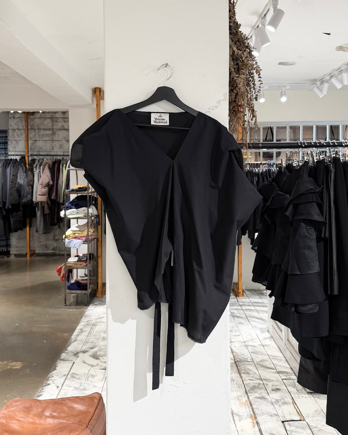 비비안웨스트우드 블랙 브이넥 언발란스 드레이프 백리본 탑  상품이미지1