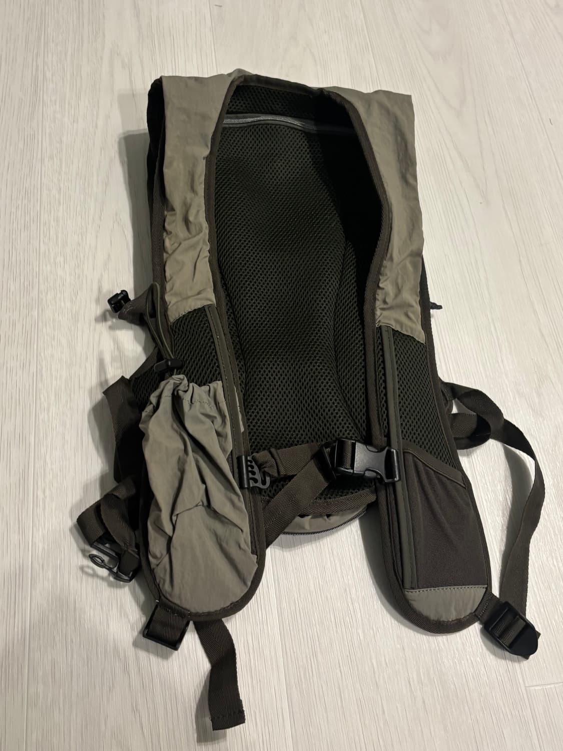 스컬프터 라이트 웨이스트 백팩 카키챠콜 상품이미지5