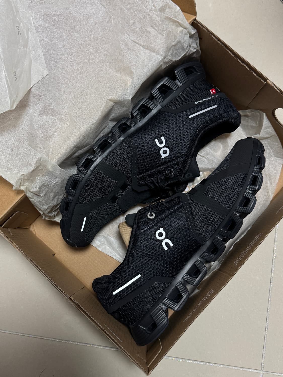 [새상품] 온러닝 클라우드 5 블랙 260사이즈 상품이미지1