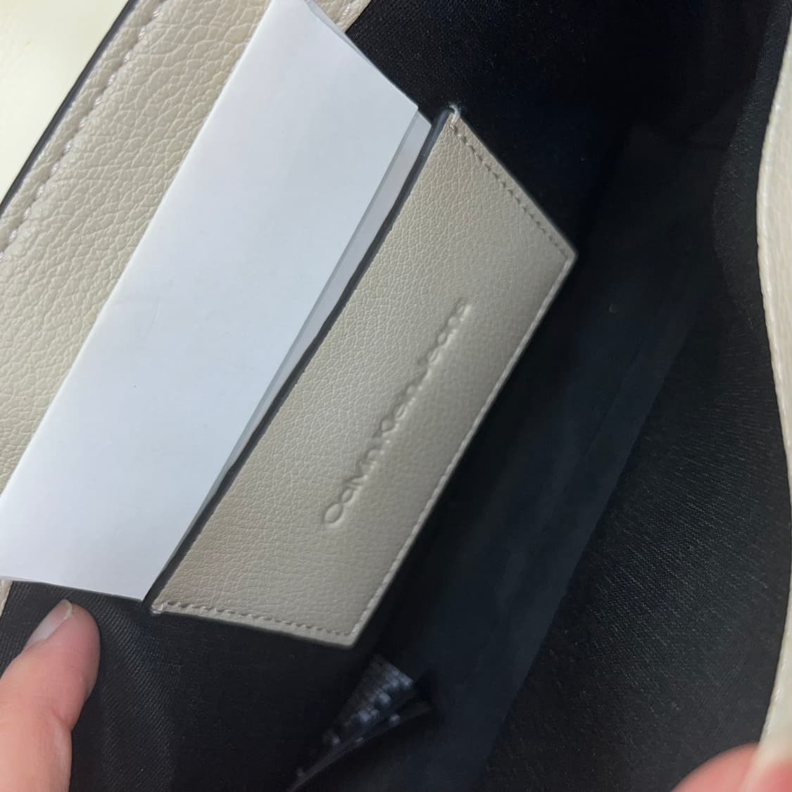 캘빈클라인 화이트 크로스백 상품이미지3