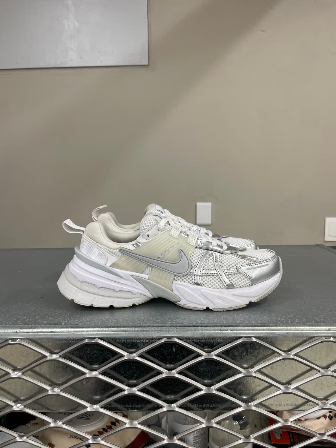 나이키 V2K 런 메탈릭 실버 화이트 240 상품이미지4