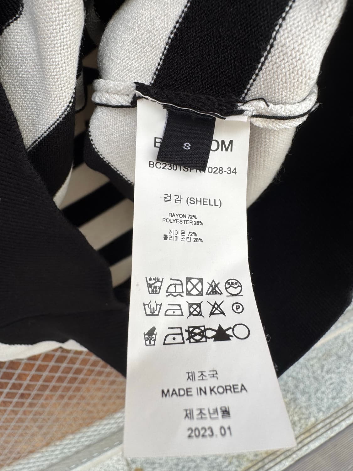 블러썸에이치컴퍼니 스트라이프 패턴 라운드 니트 S 상품이미지6