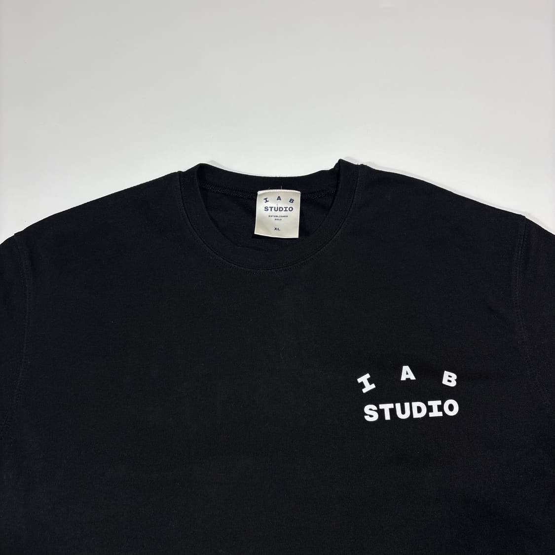 아이앱스튜디오 블랙 로고 반팔티 상품이미지2