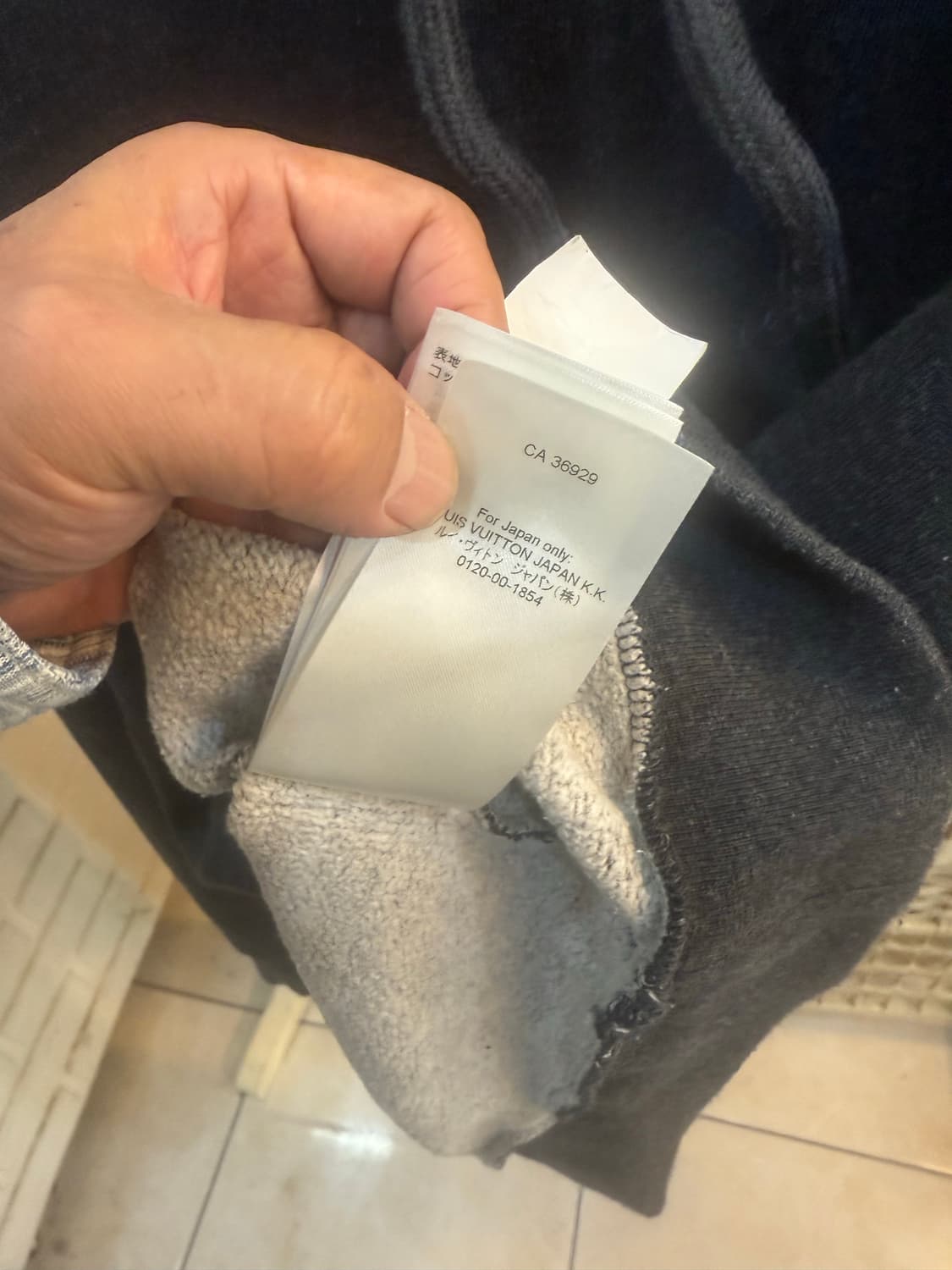105/23fw 정품 루이비통 차콜 레터링로고 프린팅후드티 팝니다 상품이미지8