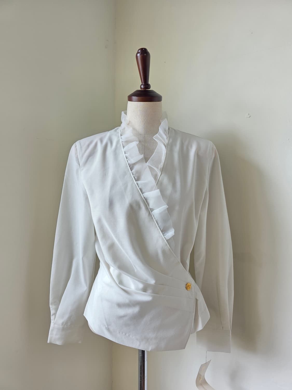 미착용 새상품 화이트 오간자 러플 랩 스타일 블라우스 상품이미지1