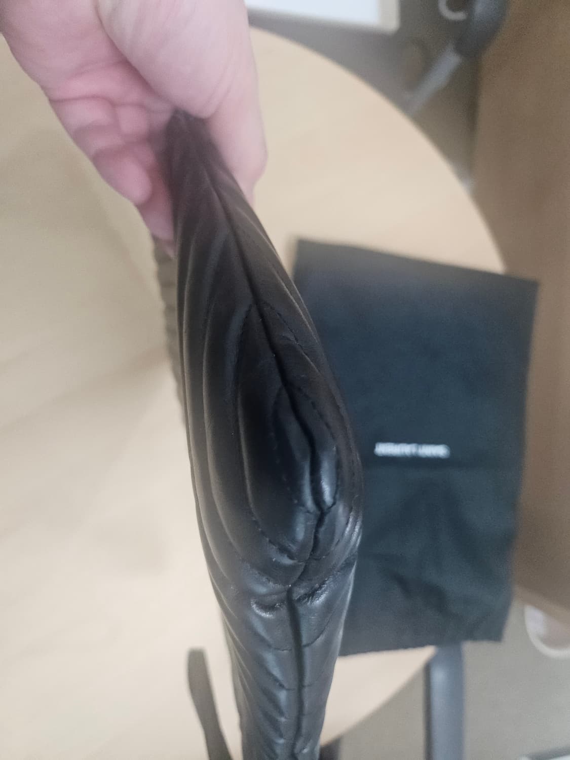 생로랑 퀼티드 레더 골드 모노그램 카산드라 마틀라세 태블릿 파우치 블랙  상품이미지10