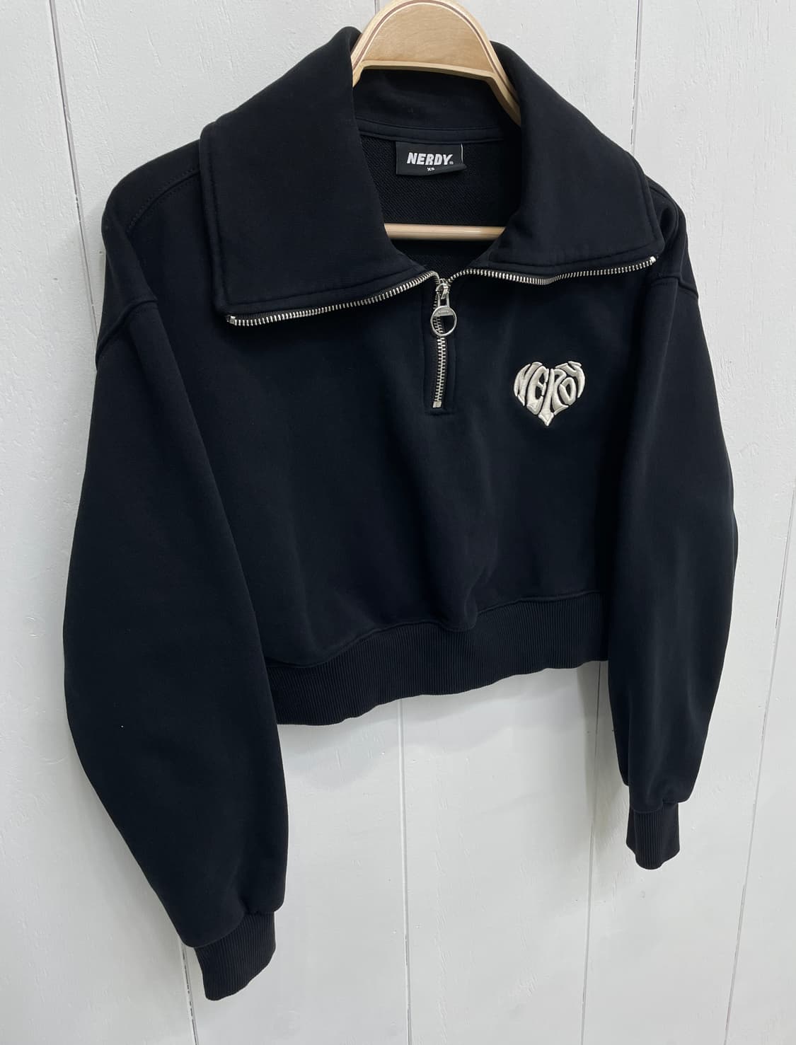 널디 NERDY 하트 로고 크롭 반집업 맨투맨  상품이미지4