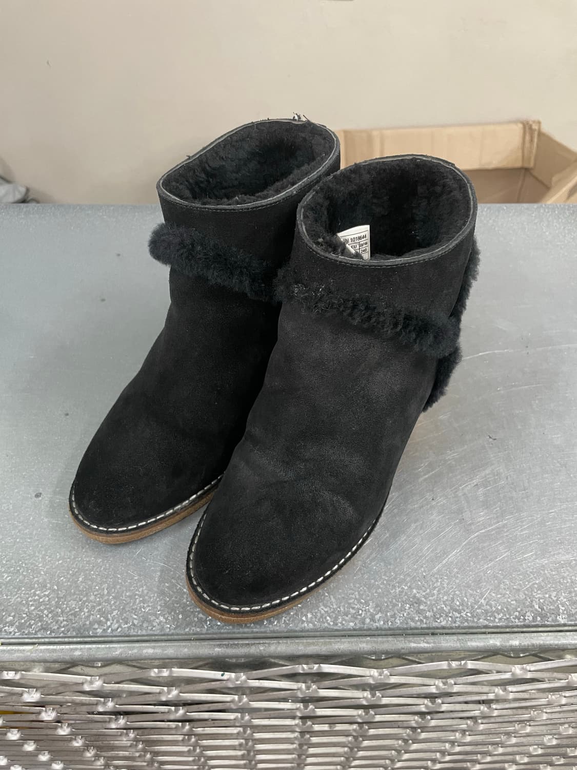 어그 카센 블랙 스웨이드 앵클 부츠 240 상품이미지2