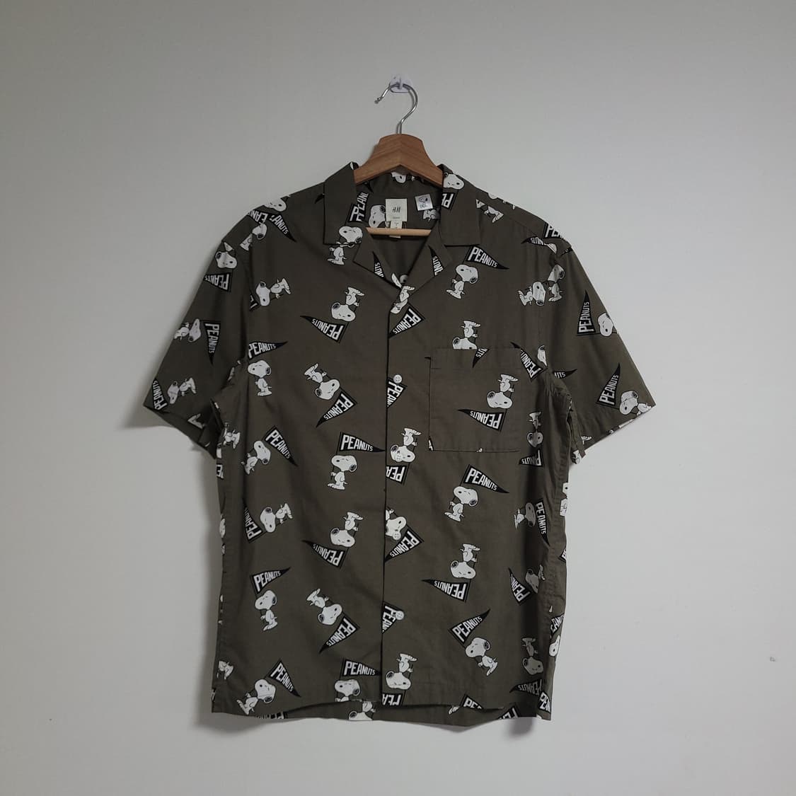(S) H&M 에이치엔엠 스누피 반팔 셔츠 남방 카키 상품이미지1