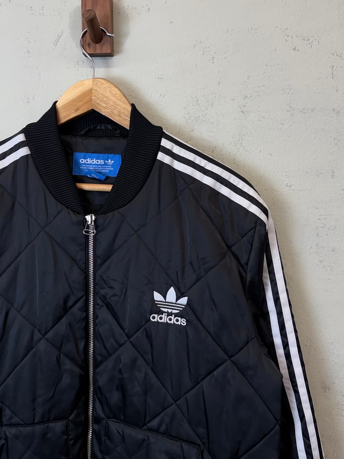 아디다스 삼선 퀼팅 봄버 자켓 블랙 상품이미지2