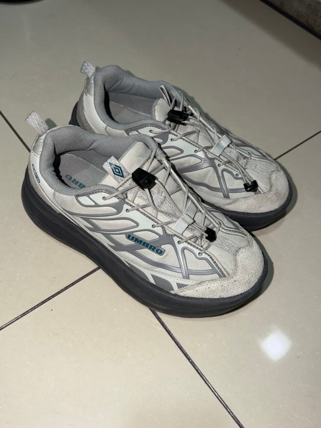 엄브로 하이코어 운동화 240 상품이미지2