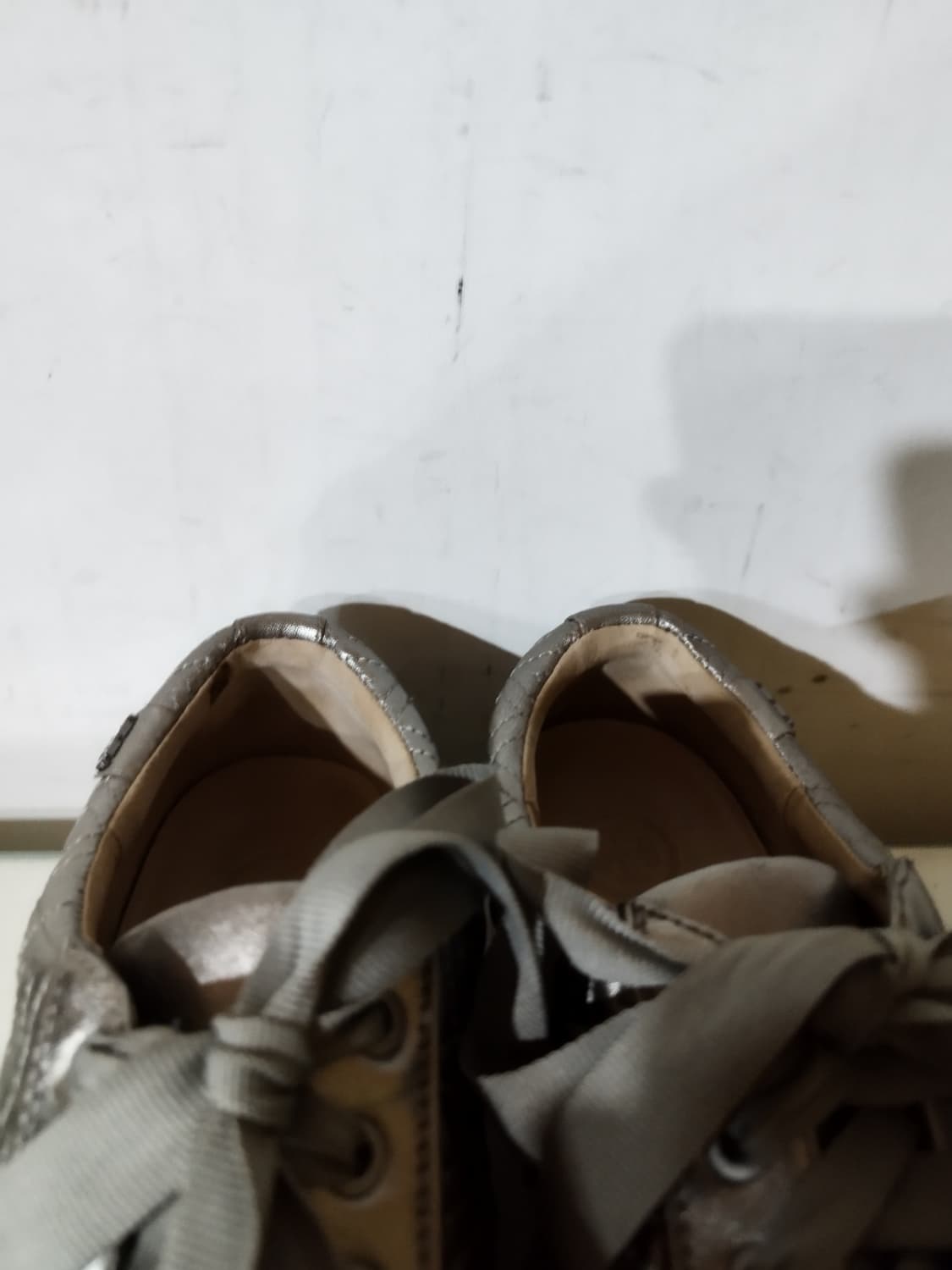 240mm 7m 토리버치 퀼팅 실버 메탈릭 스니커즈 상품이미지5