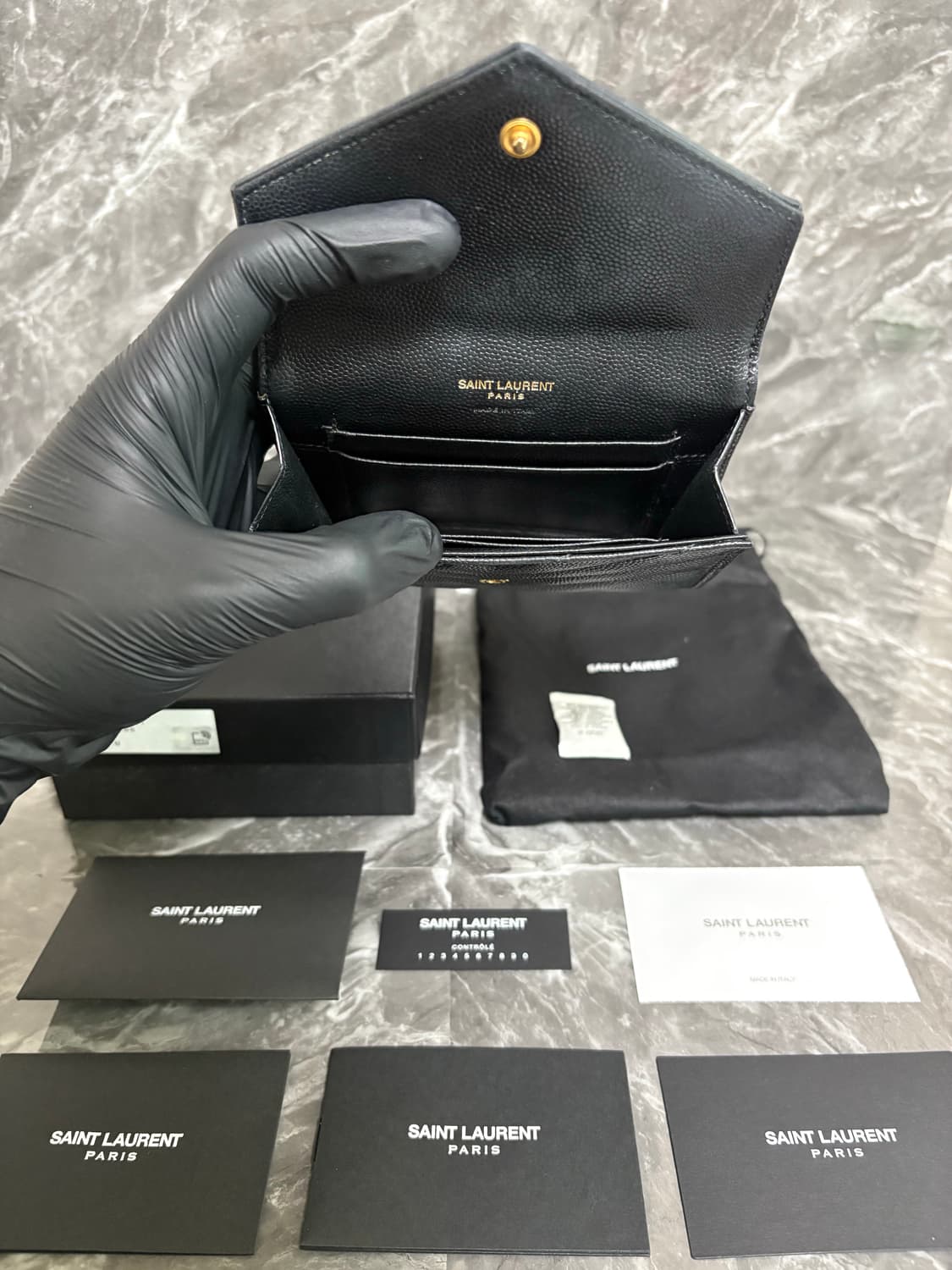 입생로랑 엔벨로프 마틀라세 금장로고 반지갑 상품이미지3