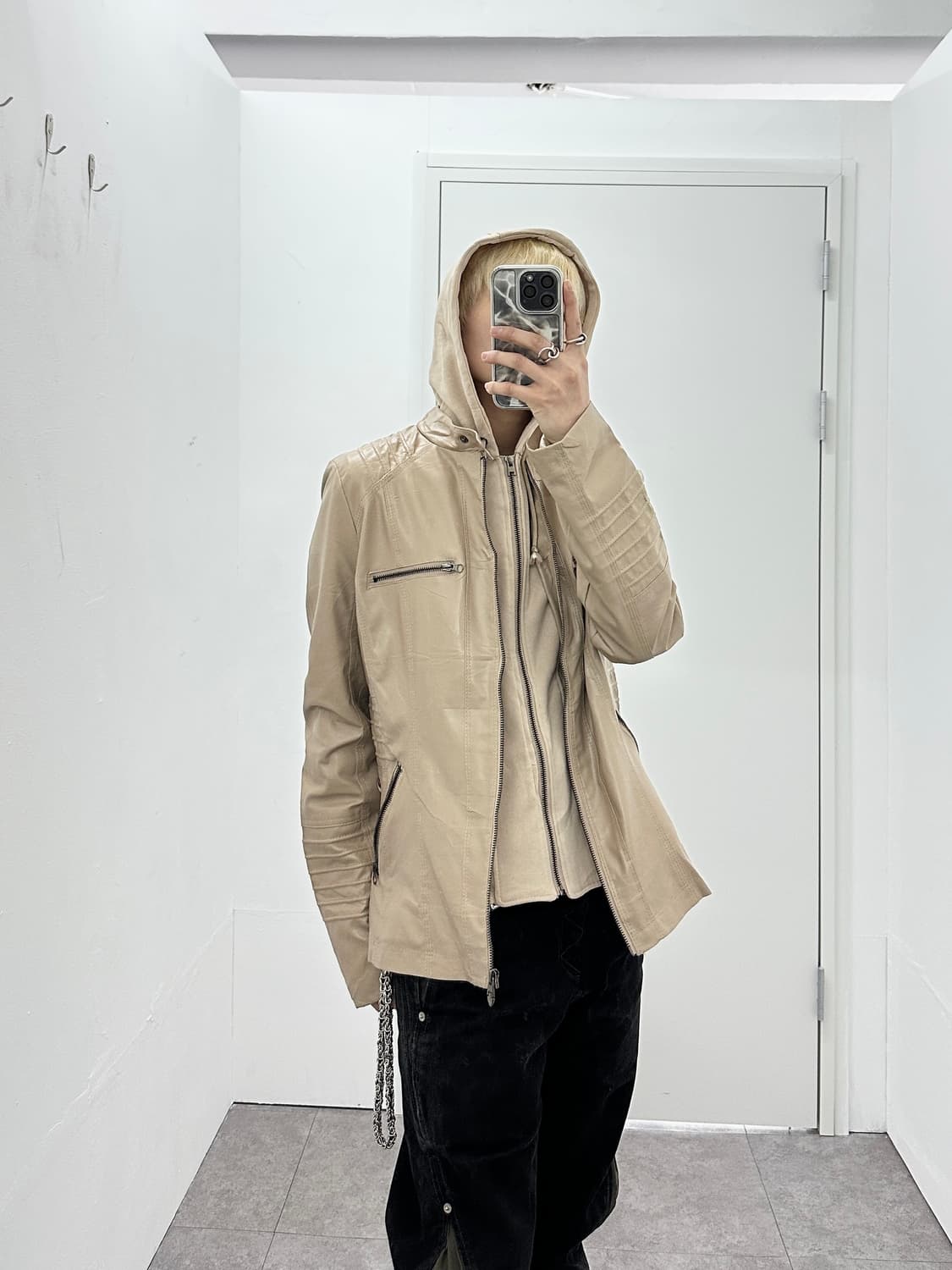 Beige hood layered fake leather motor ja 상품이미지3