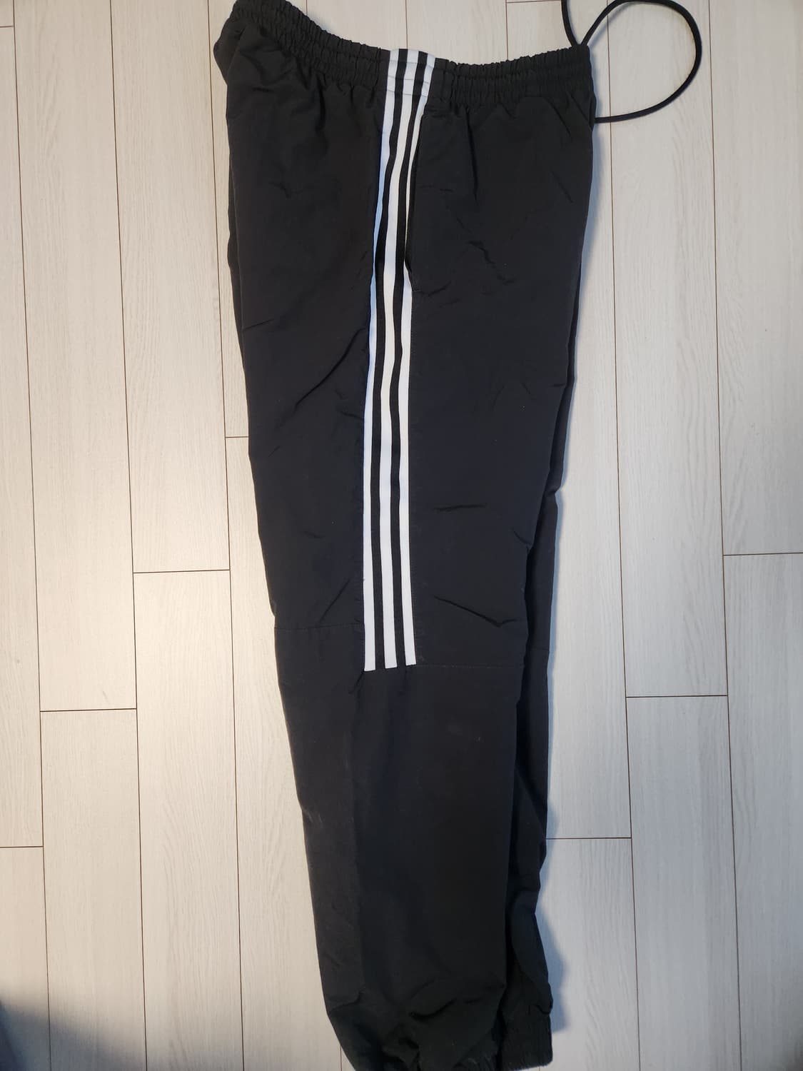 아디다스 우븐 트레이닝 조거 팬츠 사이즈xl

사용감 있지만 오염 하자는 상품이미지2