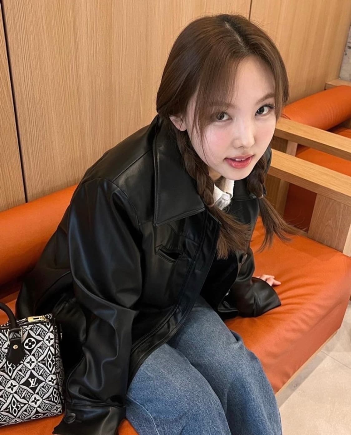 나연착용 글로니 웨스턴 애로우 레더자켓 상품이미지3