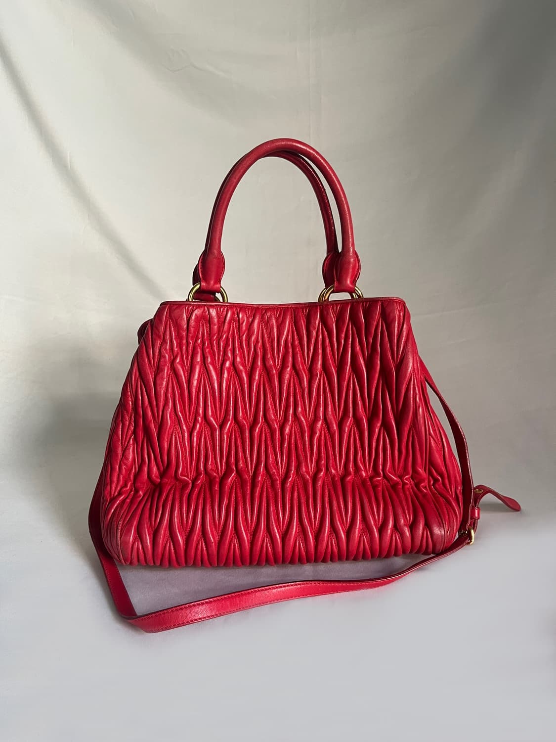 미우미우 2-way 마테라쎄 레더 백 상품이미지3