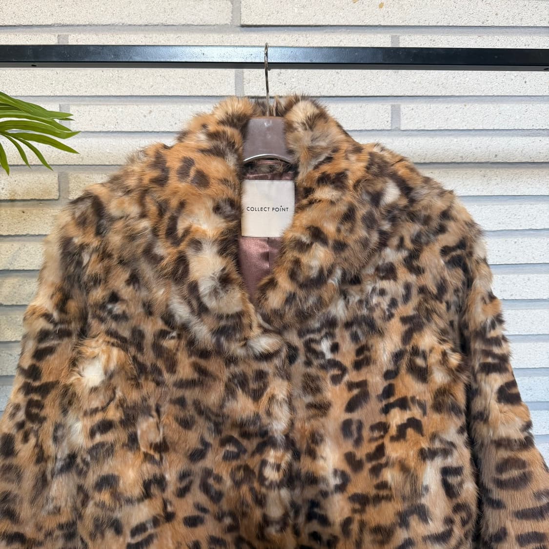 컬렉트포인트 레오파드 퍼 숏자켓 히든후크 숄칼라 디테일 상품이미지4