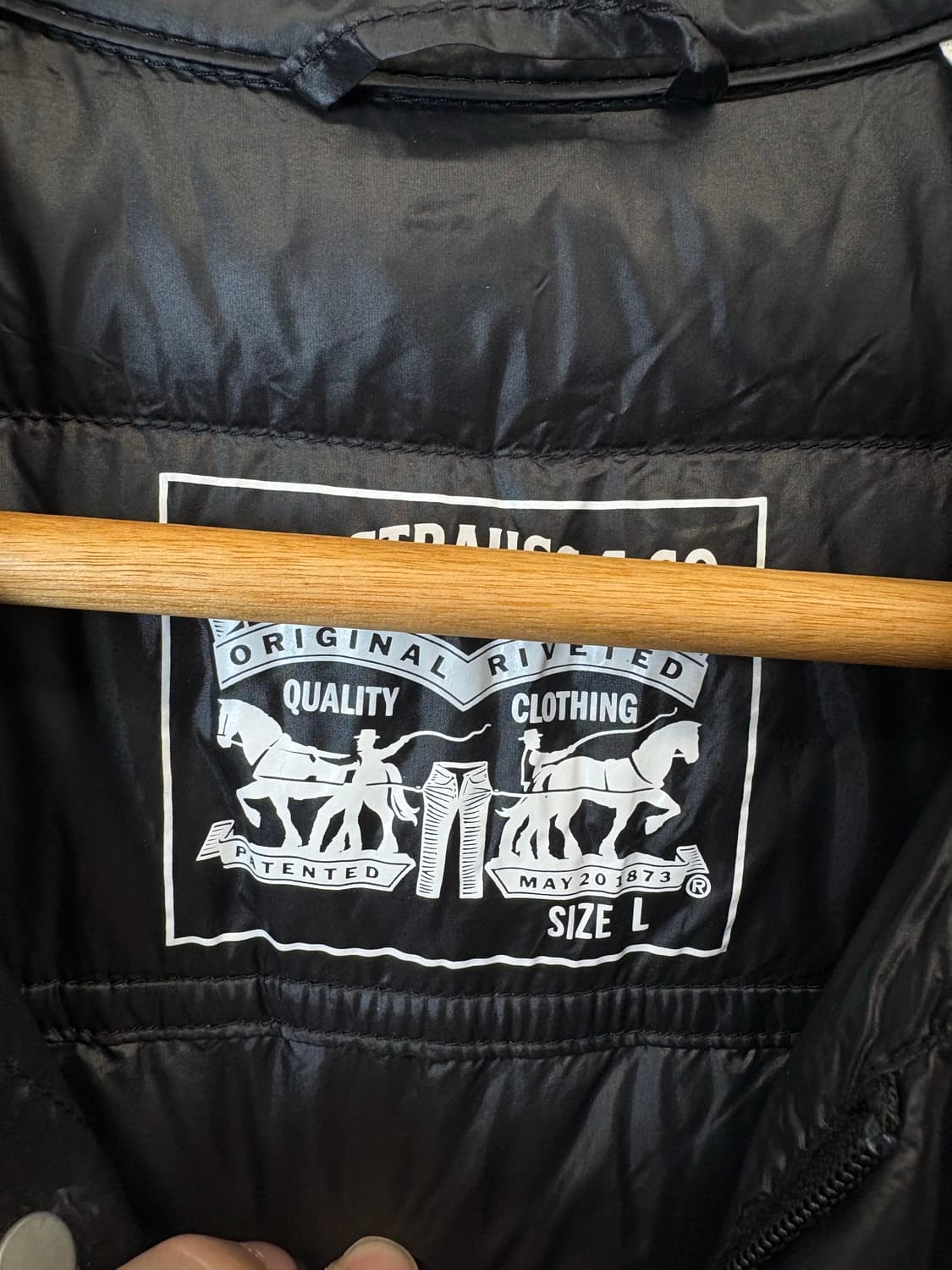 리바이스 구스다운 글로시 퀼팅 트러커자켓 블랙 상품이미지5