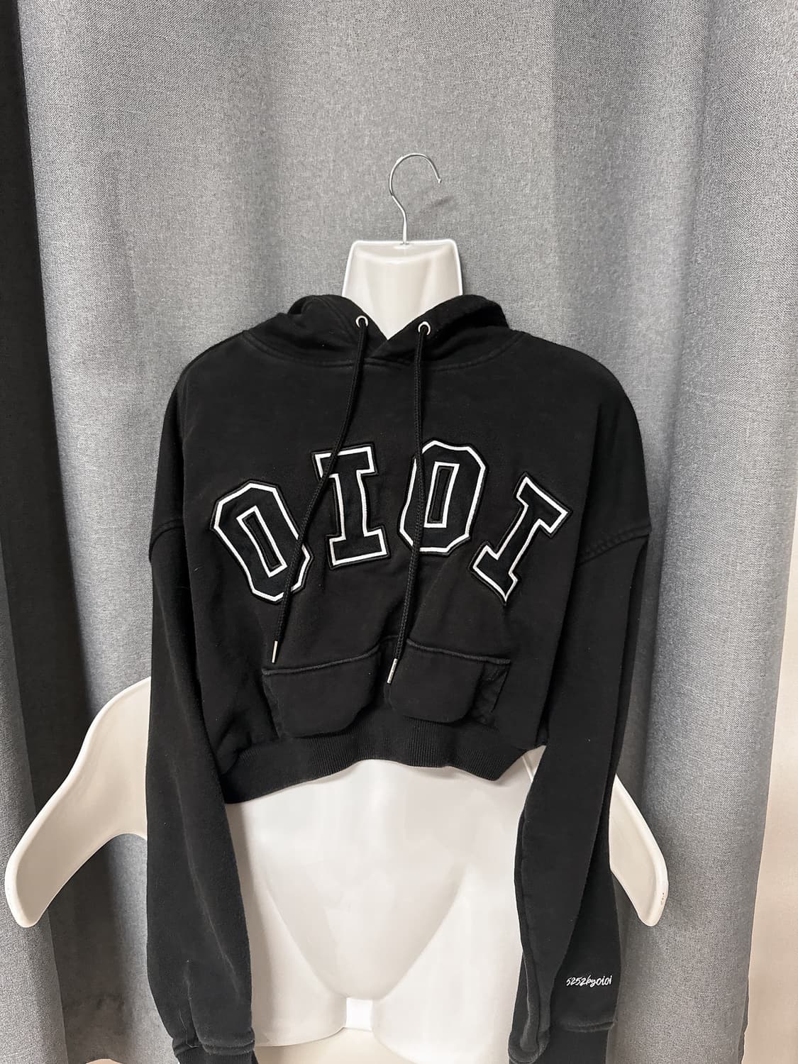 오아이오아이 블랙 크롭후드티(커스텀 상품이미지1
