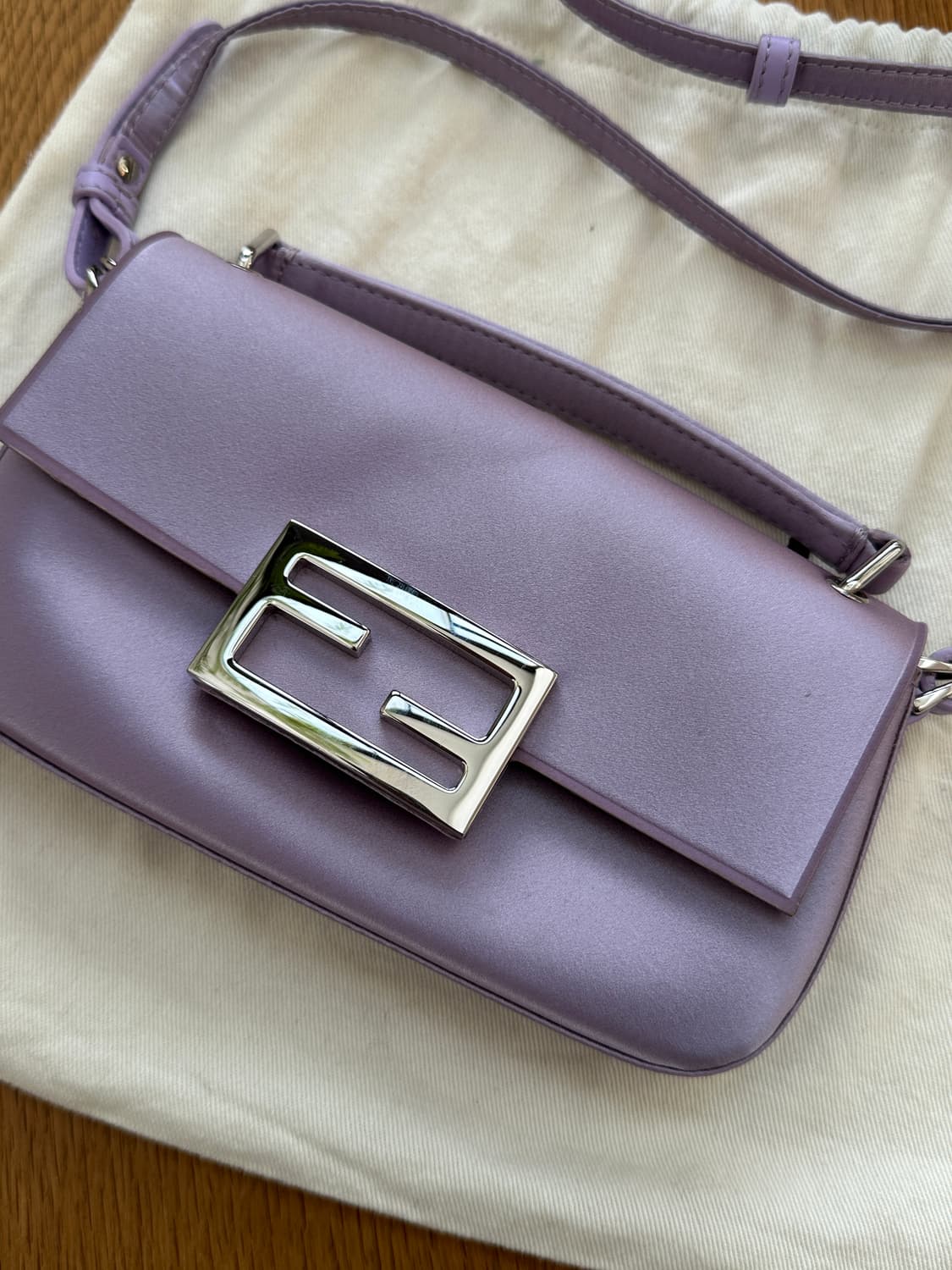 펜디 바게트 폰 파우치 라일락  상품이미지2