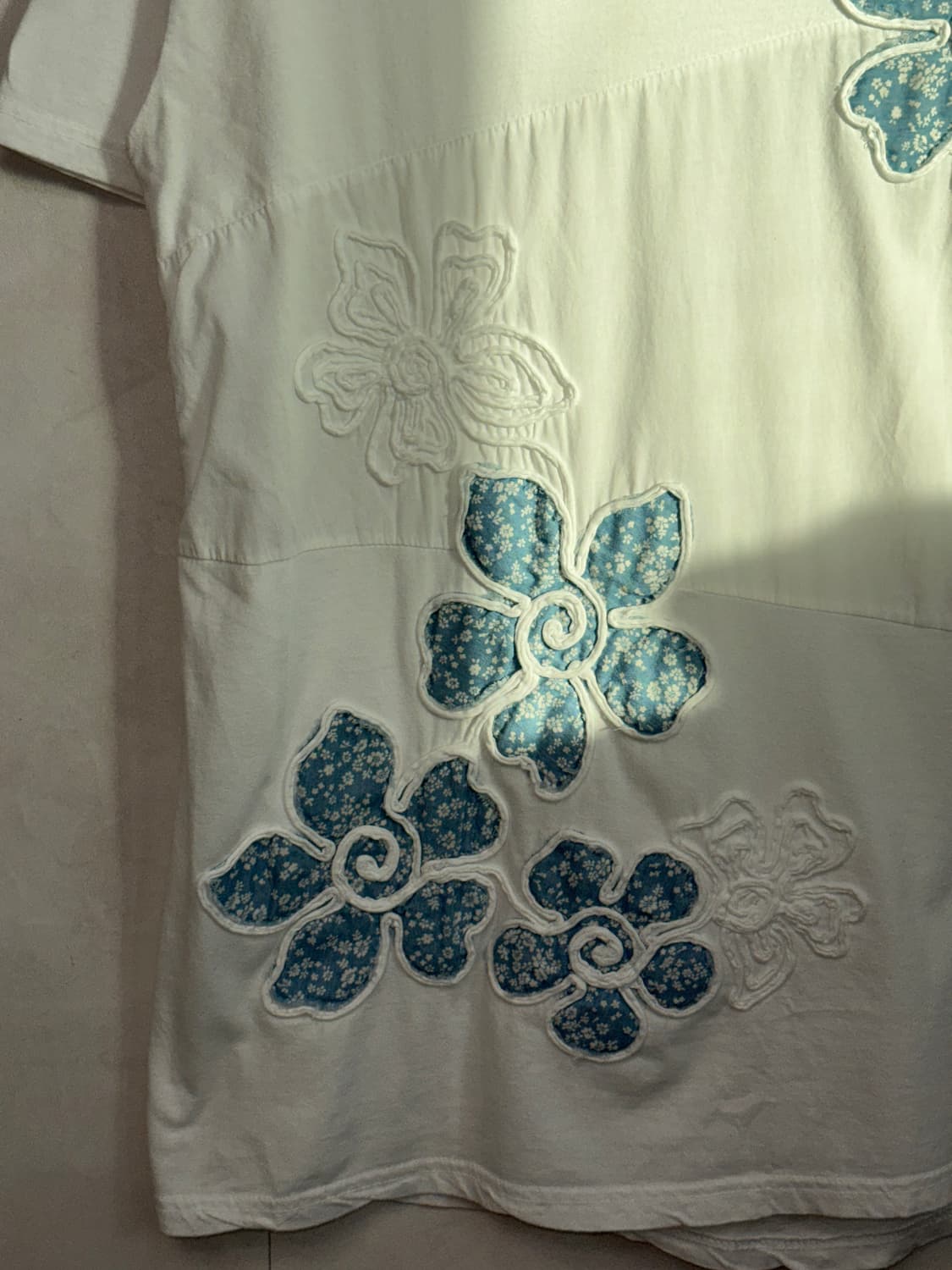 White blue flower embroidered half t 상품이미지4