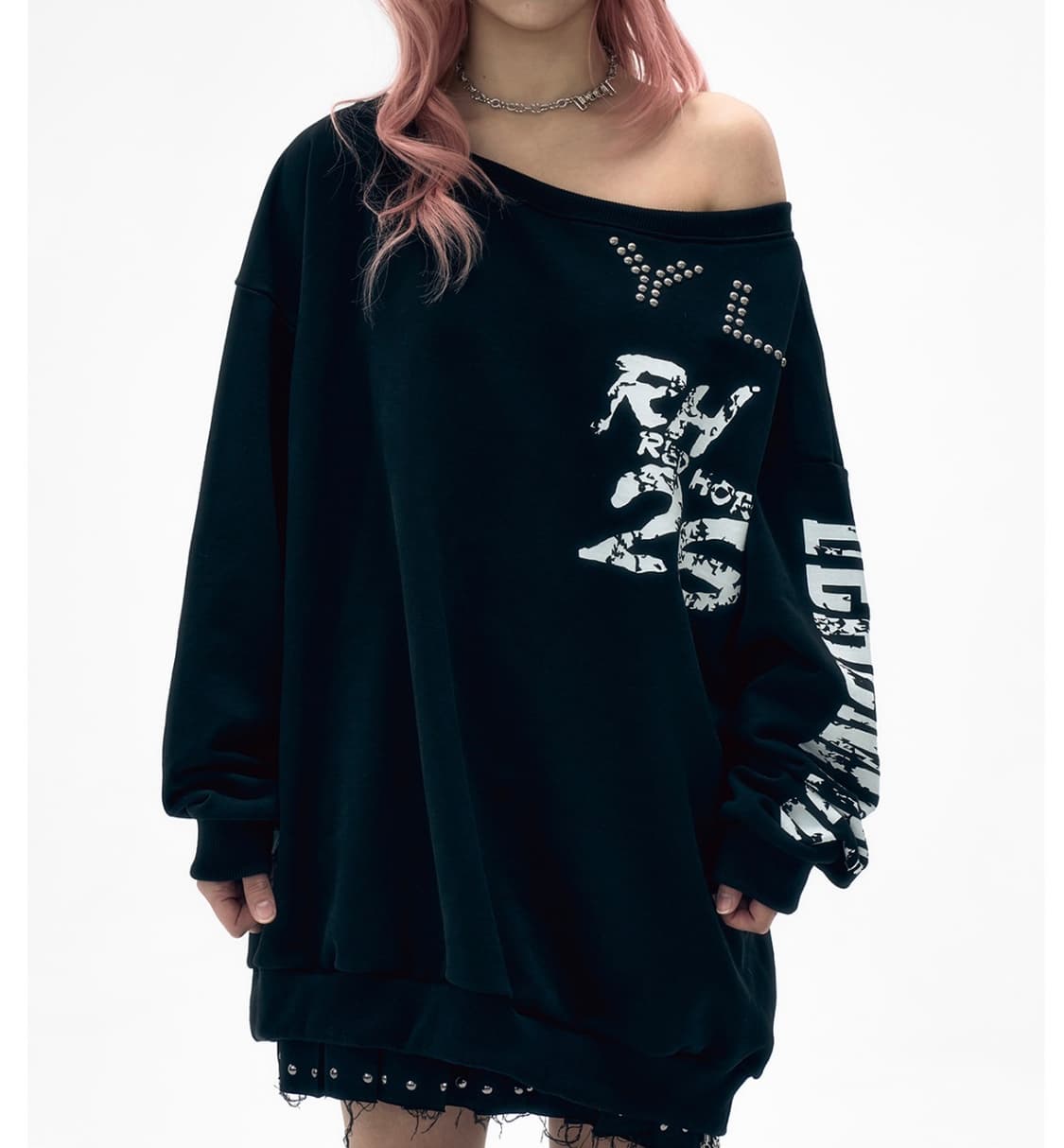 STUDDED OFF-SHOULDER SWEATSHIRT 상품이미지1