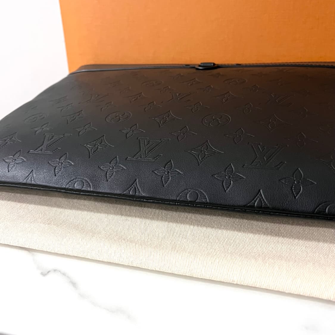 [S급/정품] 루이비통 디스커버리 쉐도우 포쉐트 블랙 GM 클러치 백 상품이미지7