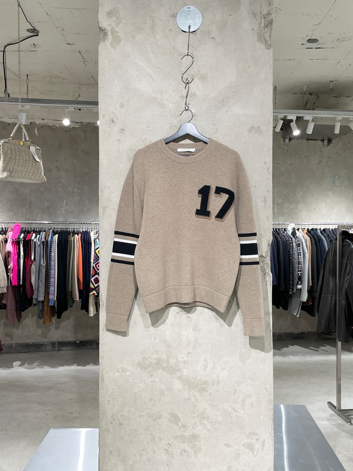 지방시 라이트 브라운 17 패치 스트라이프 스웨터 상품이미지1