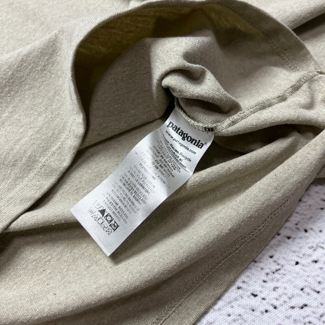 Patagonia Long-Sleeved P-6 Logo Tee 상품이미지4
